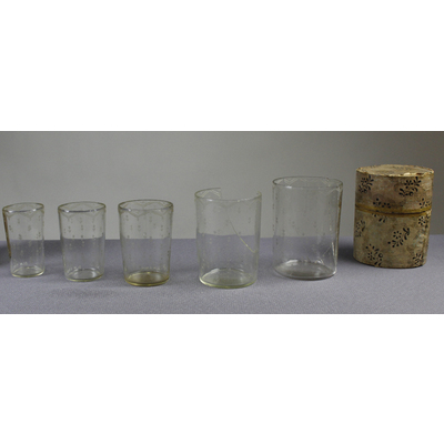 SLM 5419, 5420, 5421 - Fem graverade olikstora glas med rak sida, förvarade i en pappburk