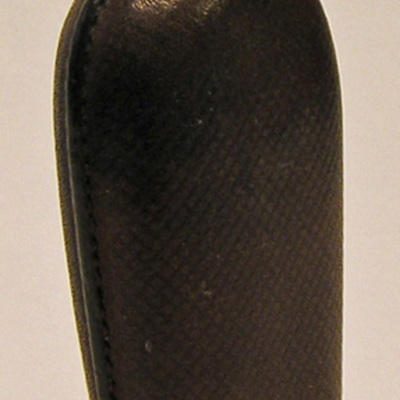 SLM 11938 - Parfymflaska klädd med brunt läder, skruvkork av metall