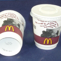 SLM 33771 1-4 - Pappmugg för kaffe, notering om att McDonald's har sponsrat olympiska spelen 2004, från år 2005