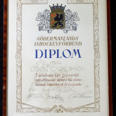 SLM 37400 - Ishockeydiplom till Egon Carlsson (1926-2010)