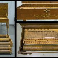 SLM 36281 1-15 - Pianoharpa, smålandsharpa, med tio tillhörande valsar med metallstift, inrymt i ett bord av trä med uppfällbart lock och inläggningar
