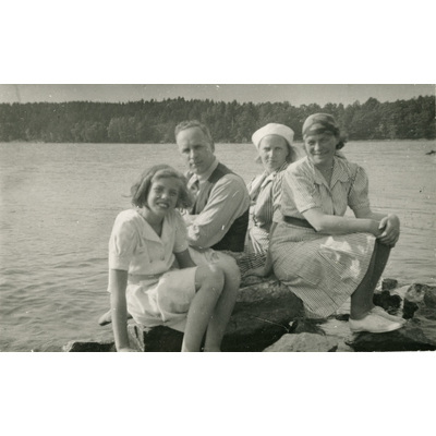 SLM P2022-1023 - Makarna Höglund med vänner nere vid sjön