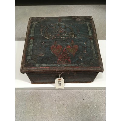 SLM 51519 - Fästmöskrin med pulpetlock dekorerat med krona och hjärta, daterat 1787