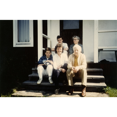SLM HE-P-45 - Adam, Åsa och Martin Rundkvist, Hille och Axel Edhager på trappan till huset i Stormon, 1987