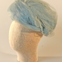SLM 12074 - Hatt, turbanmodell tillverkad av blå tyll, 1960-tal