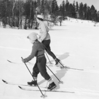 SLM P06-246 - Ingeborg och Gudrun på skidtur år 1958