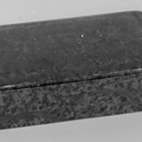 SLM 30196 1 - Skrin med lock, klädd med tryckt papper, från Nyköping