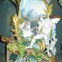 SLM 9429 1 - Praktvas av porslin med figuriner från 1800-talets slut