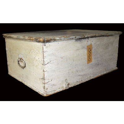 SLM 13060 - Kista med plant lock, zinkade hörn och järnbeslag, vitmålad