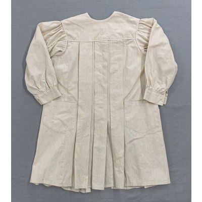 SLM 59129 - Flickklänning/förkläde sydd av beige bomullstyg