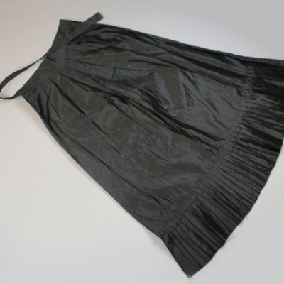 SLM 22395 - Midjeförkläde av svart siden med en veckad volang
