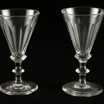SLM 10112 1-2 - Spetsglas med konande cuppa från 1800-talets mitt
