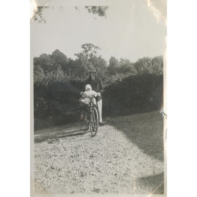 SLM X10-035 - Inez och Birgit Westerberg på cykeltur 1937