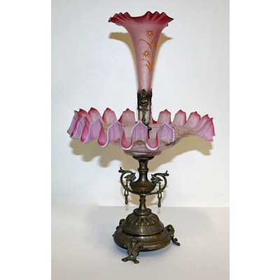 SLM 9070 - Bordsuppsats, fruktskål med blomvas av frostat rosa glas, sent 1800-tal