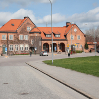SLM D12-0439 - Nyköpings stationshus och Centralplan i maj 2012.