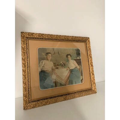 SLM 40102 - Inramat kolorerat fotografi av systrarna Gerda och Emelie ca 1915