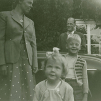 SLM P12-159 - Karl Johan Nilsson med hustru Ruth och barnen