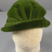 SLM 36408 5 - Grön damhatt prydd med veck och hattbrosch, 1900-talets mitt