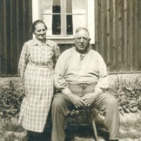 SLM M029188 - Ett gammalt par framför sin stuga.