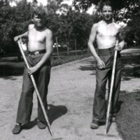 SLM M028973 - Två pojkar som arbetar i trädgård