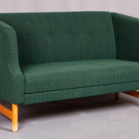 SLM 11266 7 - Stoppad soffa tillverkad på NK:s verkstäder i Nyköping för Sörmlands museum 1959