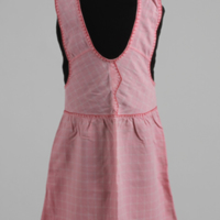 SLM 36671 - Barnförkläde av vit- och rosarutigt bomullstyg, 1920-tal