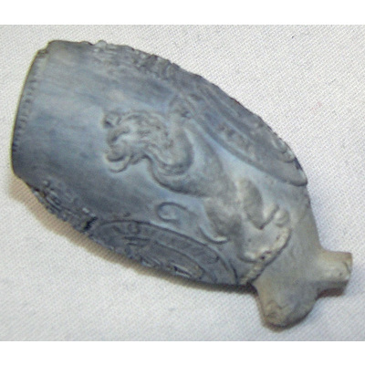 SLM 11072 1 - Piphuvud, gråvit kritpipa med lejon och krönta medaljonger, 1772 och 1778