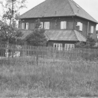 SLM P07-1148 - Djurholm, Ösby, exteriör med trädgård