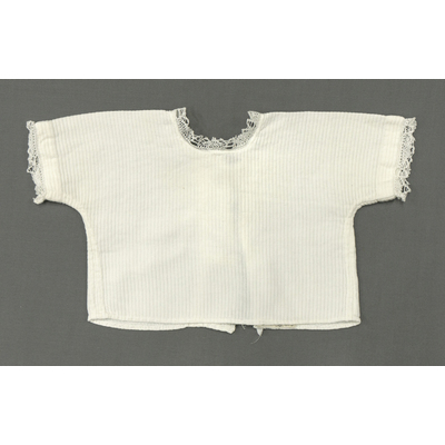 SLM 38975 - Babyskjorta av vit trikå med knypplad spets, från Ökna i Floda socken