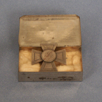 SLM 31827 1 - Barnmorskebrosch i silver, med tillhörande etui, Hulda Gustafsson 1902