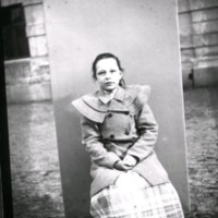 SLM Ö111 - Porträtt, ung flicka, 1890-tal