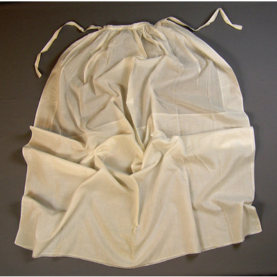 SLM 5292 - Sorgförkläde av vit bomull