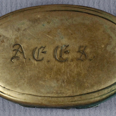 SLM 13463 - Oval snusdosa av mässing med rombisk figur, märkt AEES, från Flens socken