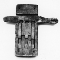 SLM 958 1-2 - Fallregellås av trä med tillhörande nyckel, från Sävsundet i Bälinge socken