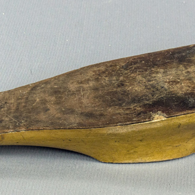 SLM 15684 - Stövelknekt av tvåfärgat trä, i form av sko
