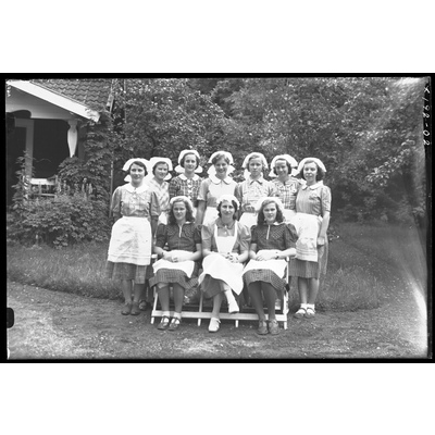 SLM X192-02 - Gruppfoto på unga kvinnor
