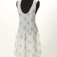 SLM 36675 - Förkläde av vitt bomullstyg med blå blommor, 1900-talets mitt