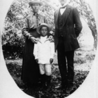 SLM P04-12 - Wilhelm och Hulda Andersson med sonen Artur omkring 1918