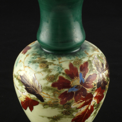 SLM 7624 - Vas av porslin, dekorerad med blomstermåleri, från Nyköping