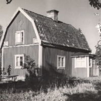 SLM M010960 - Rogsta Östergård med manbyggnad uppförd 1929.