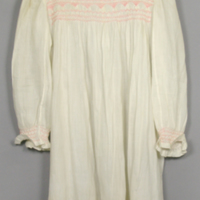 SLM 11804 - Barnklänning av vitt bomullstyg, möjligen sydd i Dalarna