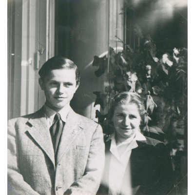 SLM P2018-0612 - Rolf Benzia och hans mamma år 1943
