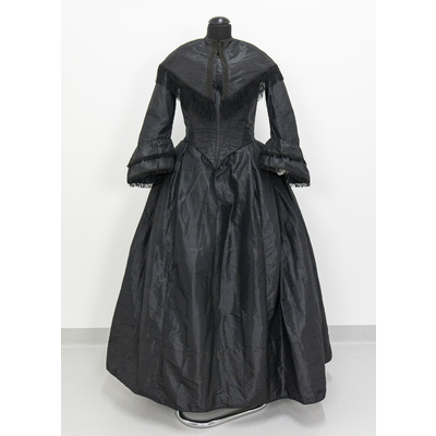 SLM 59144 - Brudklänning av svart sidentaft med korsetterat liv, brukad 1859