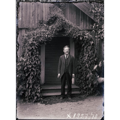SLM X1927-78 - En man framför en husentré