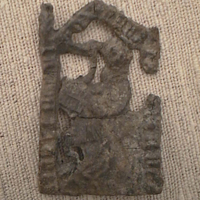SLM 10808 23 - Pilgrimsmärke från Vadstena, den heliga Birgitta vid pulpet, av bly