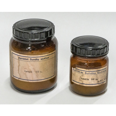 SLM 58560, 58561 - Två apoteksburkar av glas, med borsyra och vaselin, från Sundby sjukhus
