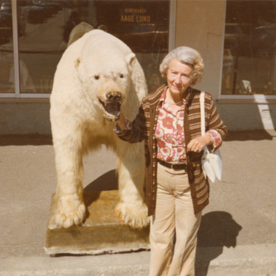 SLM P2015-678 - Karin Wohlin framför uppstoppad isbjörn, 1970-tal.