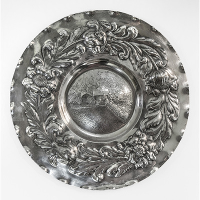 SLM 37777 - Rikt dekorerat silverfat, present till en 70-åring, tillverkat av H. Müller 1924