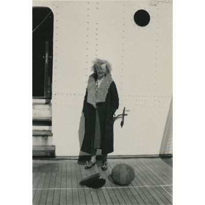 SLM P2022-1204 - En kvinna på fartygsdäck, 1920-tal