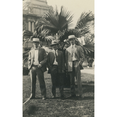 SLM P2022-1177 - Tre män framför en palm